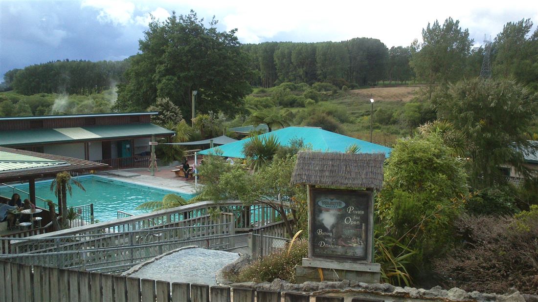 CLeo[ - Waikite Valley Thermal Pools igAxOjbj[W[hk̉E铒